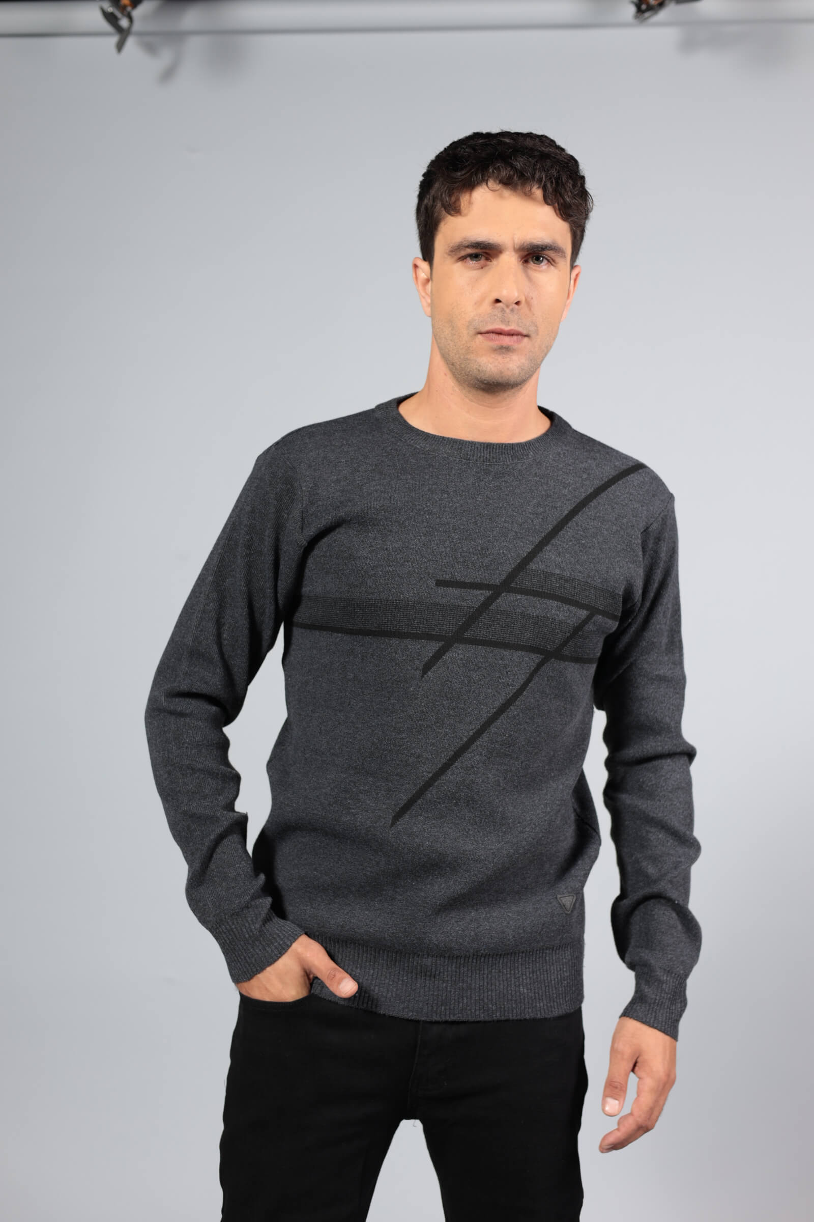 סריג גבר אפור כהה