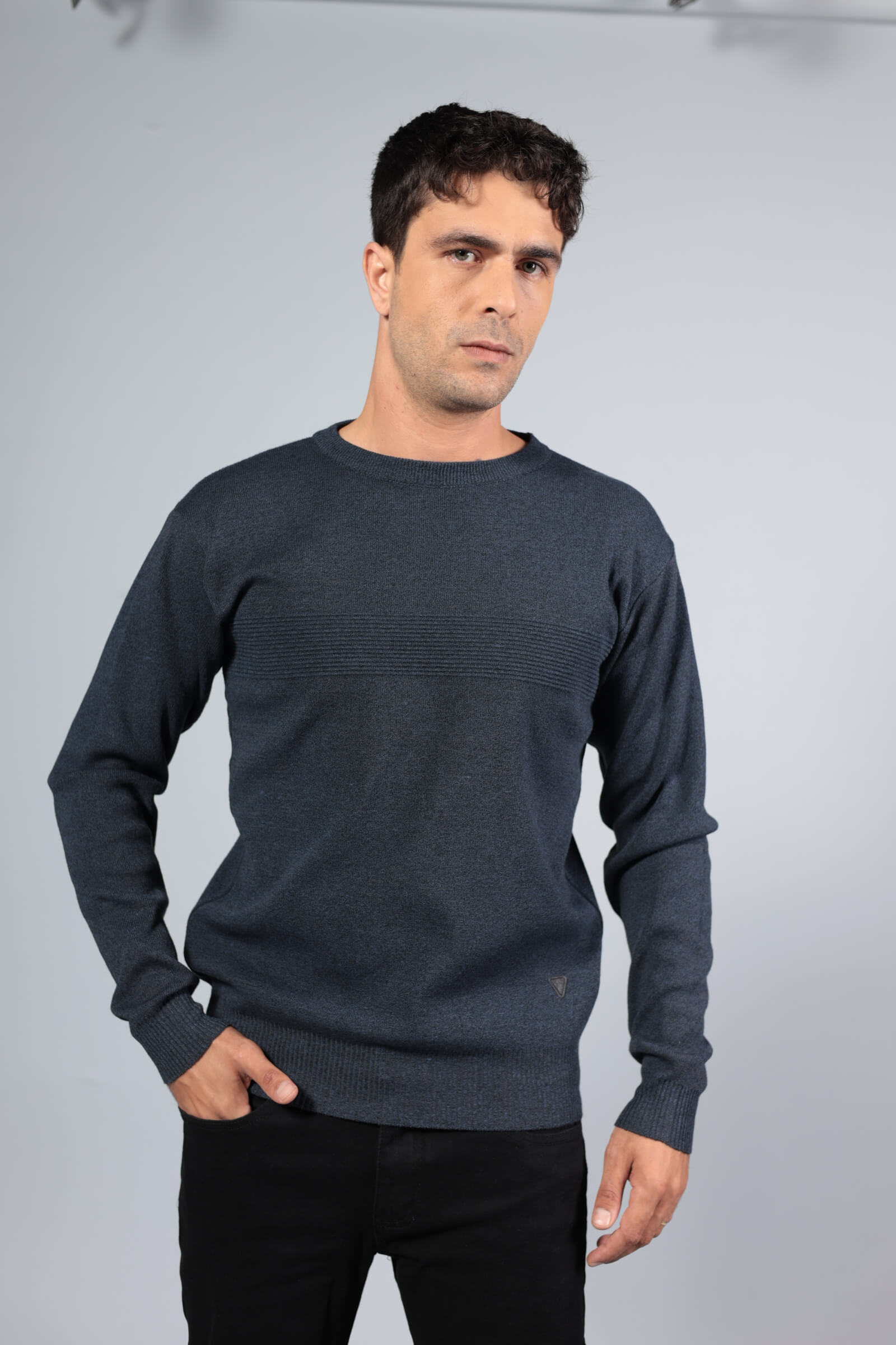 סריג פסים בחזה כחול