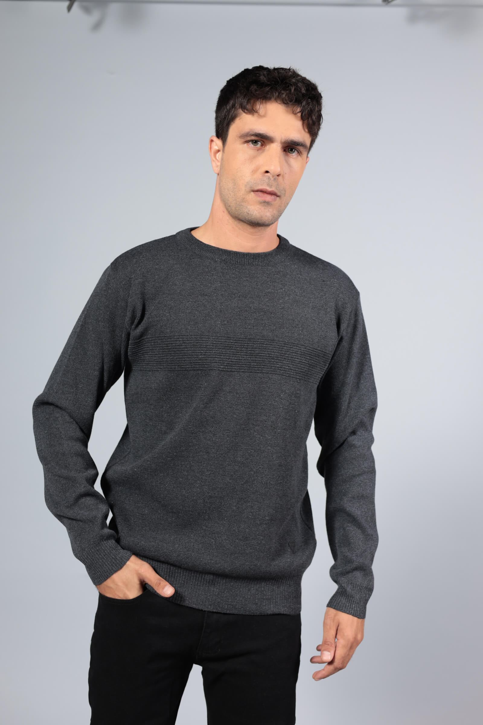 סריג פסים בחזה אפור כהה