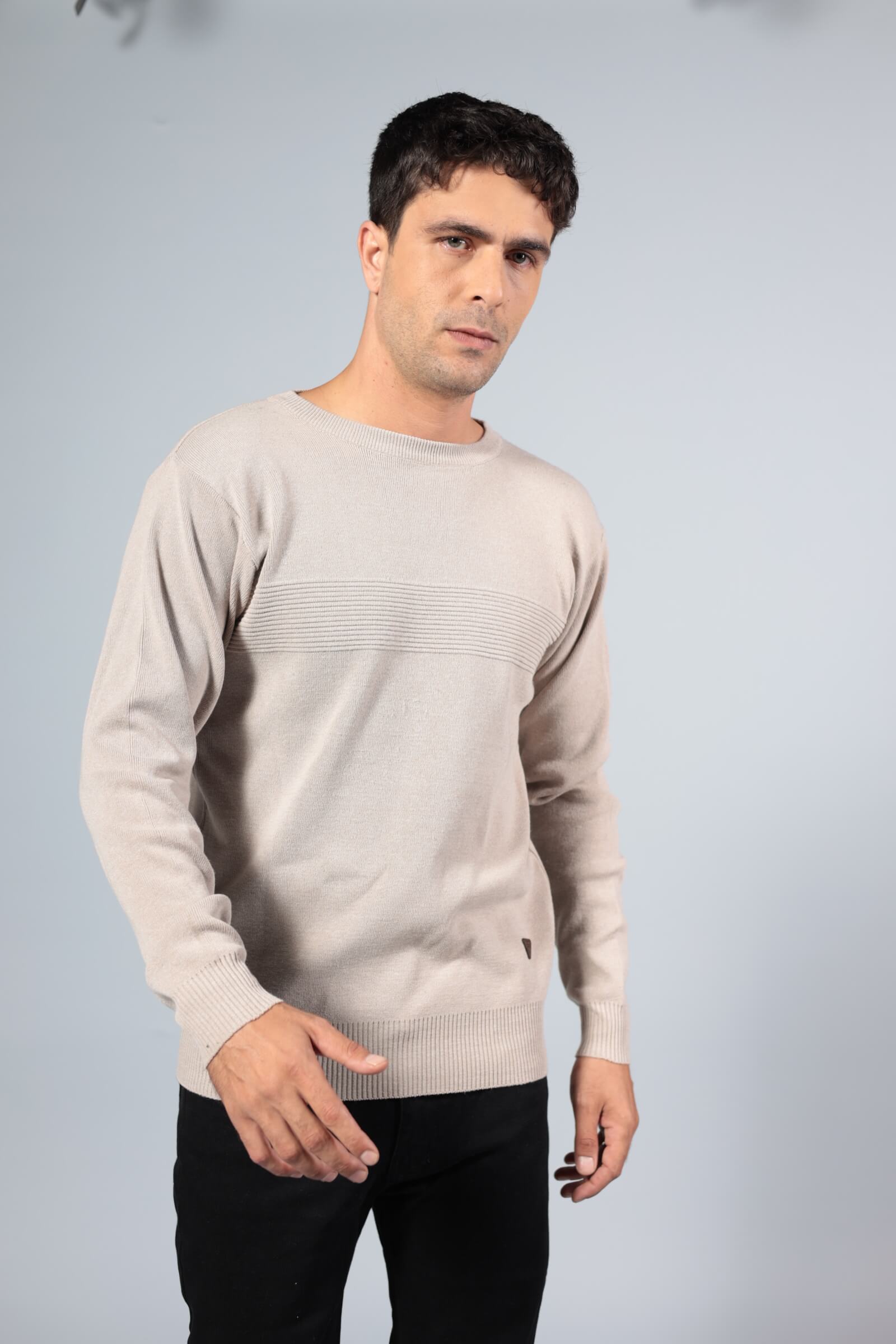 סריג פסים בחזה בז'