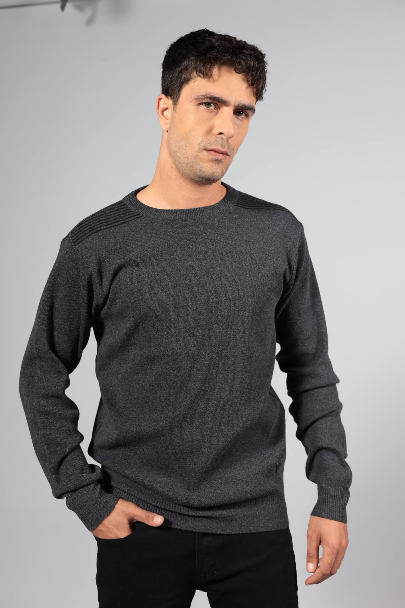 סריג פסים בכתף אפור כהה