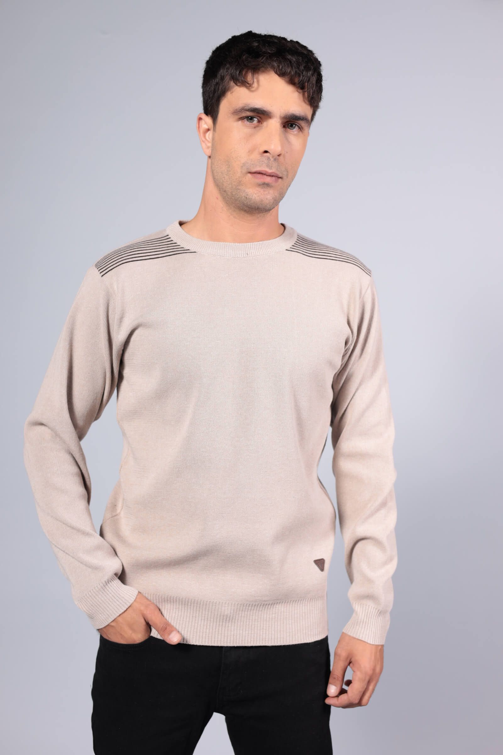 סריג פסים בכתף בז'